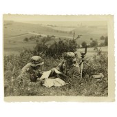 Besatzung eines Maschinengewehr-Beobachters der deutschen Wehrmacht in Stellung